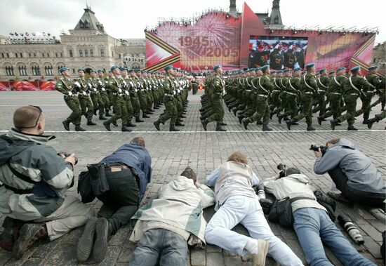 Фотокорреспонденты во время парада на Красной площади