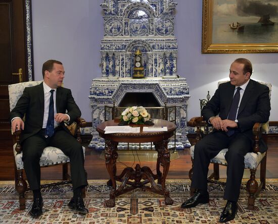Премьер-министр РФ Д.Медведев встретился с премьер-министром Армении О.Абрямяном
