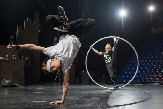 Первое "уличное" iD шоу от Cirque Eloize в Сочи