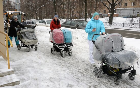 Женщины с детьми на улицах Москвы