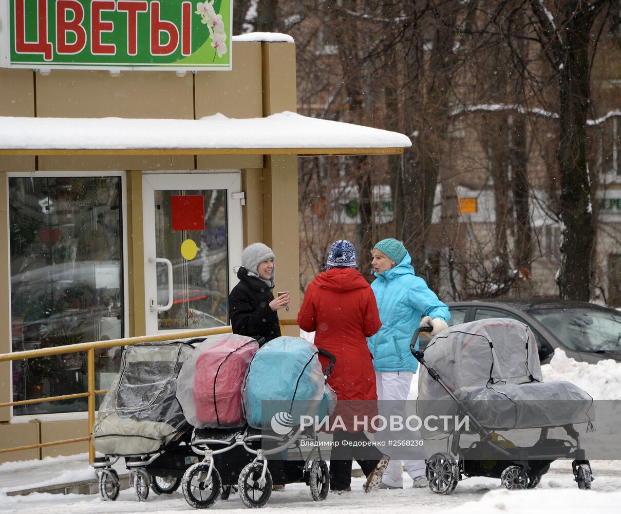 Женщины с детьми на улицах Москвы