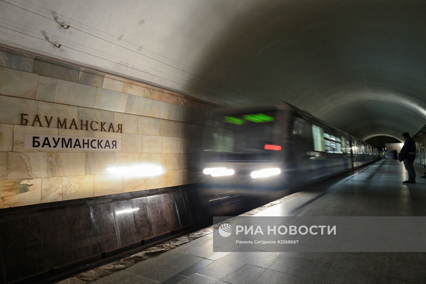 Станция метро "Бауманская" закрыта на реконструкцию