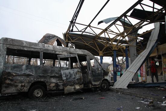 Последствия обстрела автостанции в Донецке