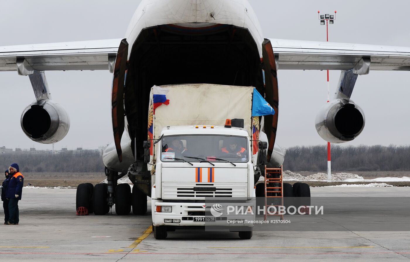 Разгрузка гуманитарной помощи в аэропорту Ростова-на-Дону