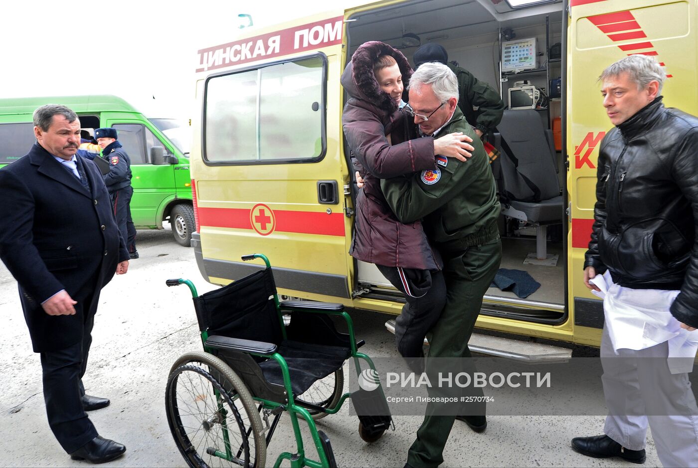 Спецборт МЧС вывез из Ростова-на-Дону раненых в Донбассе