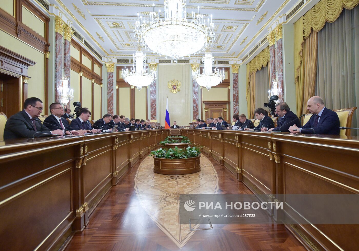 Премьер-министр РФ Д.Медведев провел заседание правительства РФ