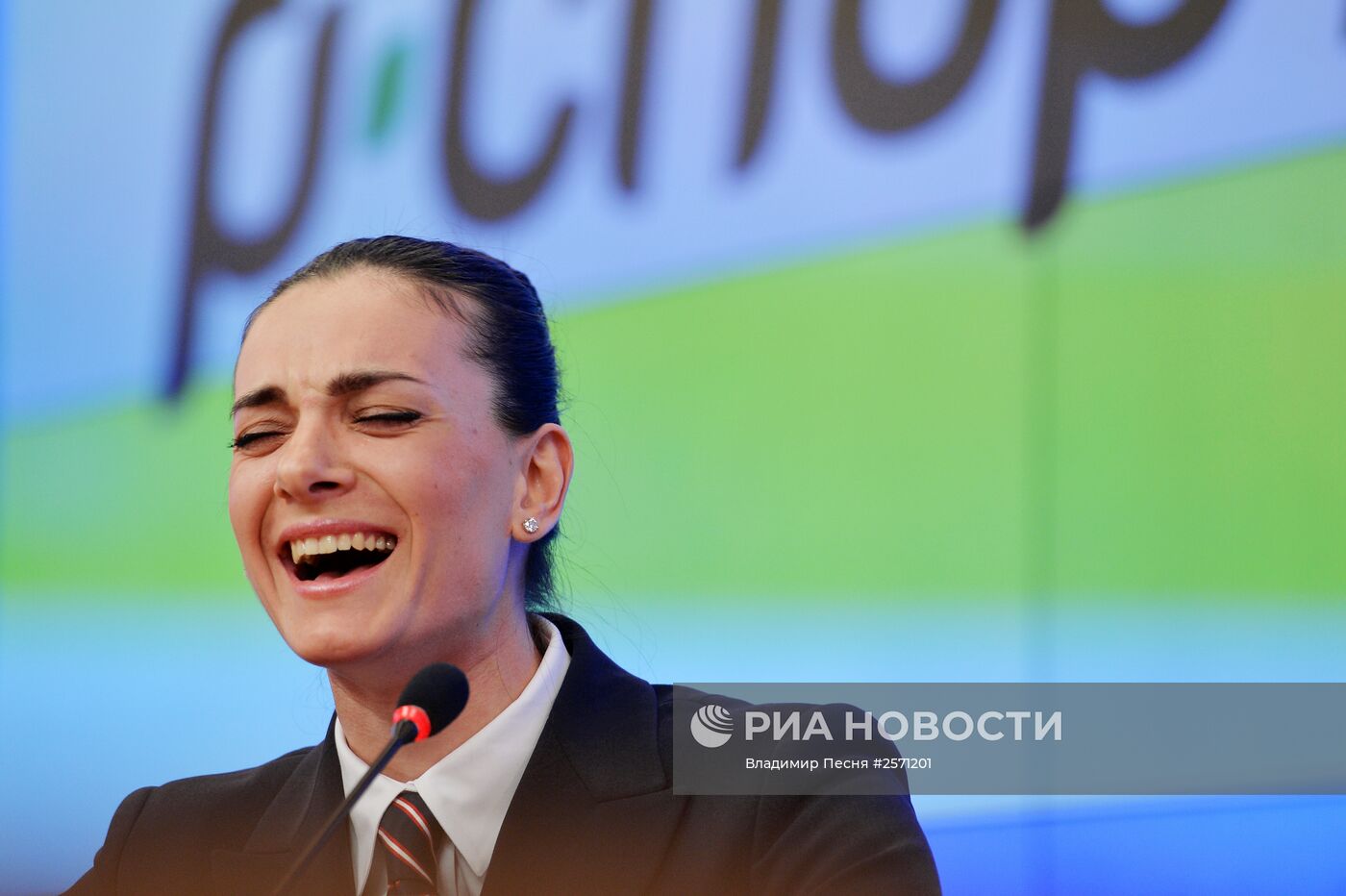 Елена Исинбаева объявила о возвращении в большой спорт