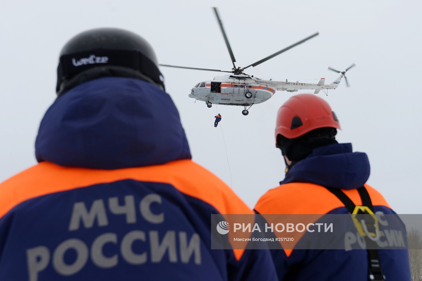 Спасатели МЧС РФ проводят учения по воздушно-десантной подготовке в Казани