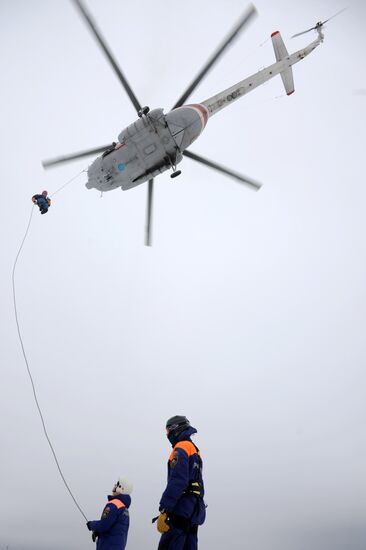 Спасатели МЧС РФ проводят учения по воздушно-десантной подготовке в Казани