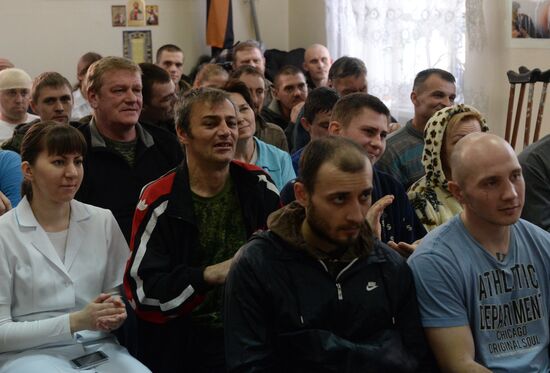 Концерт в госпитале в Донецке для раненых ополченцев