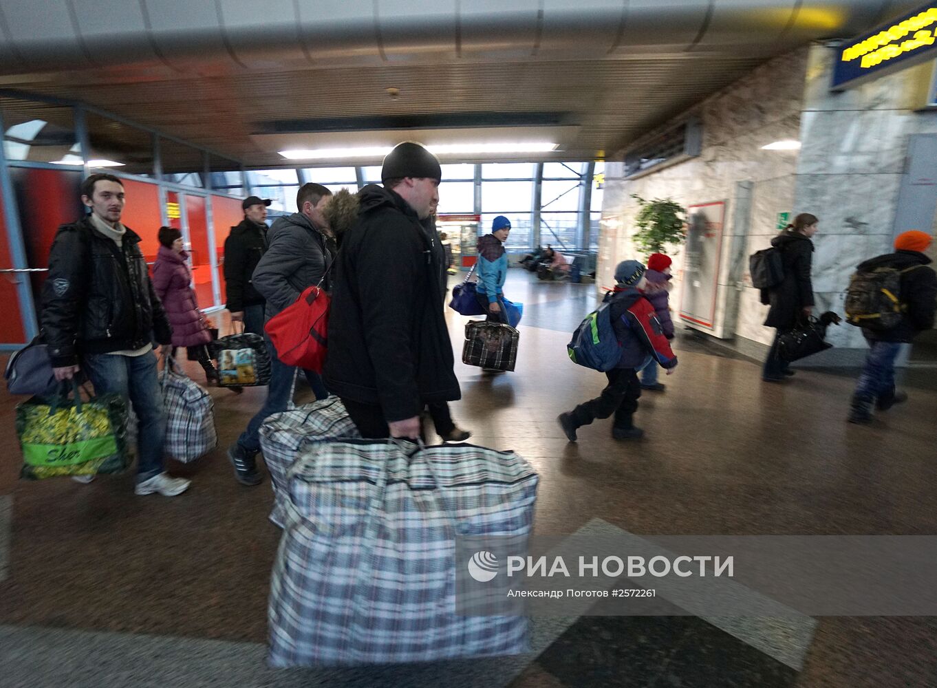 Украинские беженцы на железнодорожном вокзале в Ростове-на-Дону