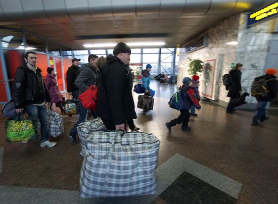 Украинские беженцы на железнодорожном вокзале в Ростове-на-Дону