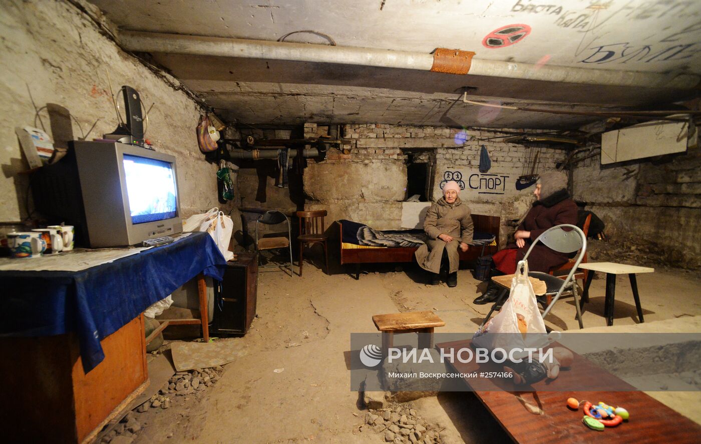 Жители Петровского района Донецка в бомбоубежище