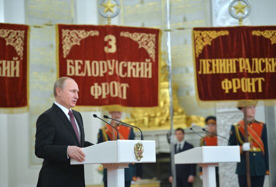 Президент РФ В.Путин вручил в Кремле медали ветеранам Великой Отечественной войны