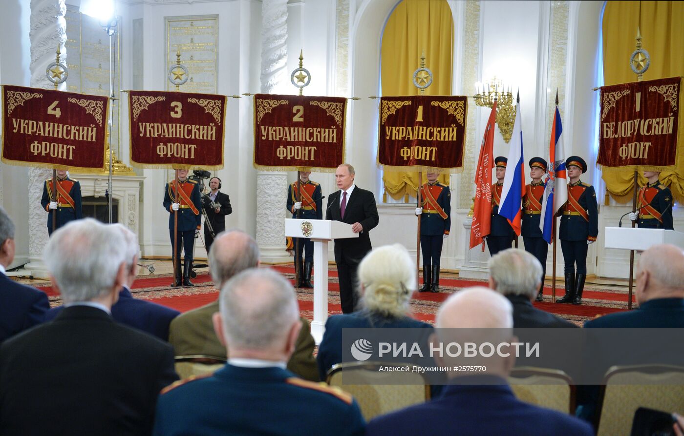 Президент РФ В.Путин вручил в Кремле медали ветеранам Великой Отечественной войны