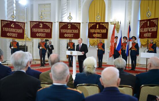 Президент РФ В.Путин вручил в Кремле медали ветеранам Великой Отечественной войны