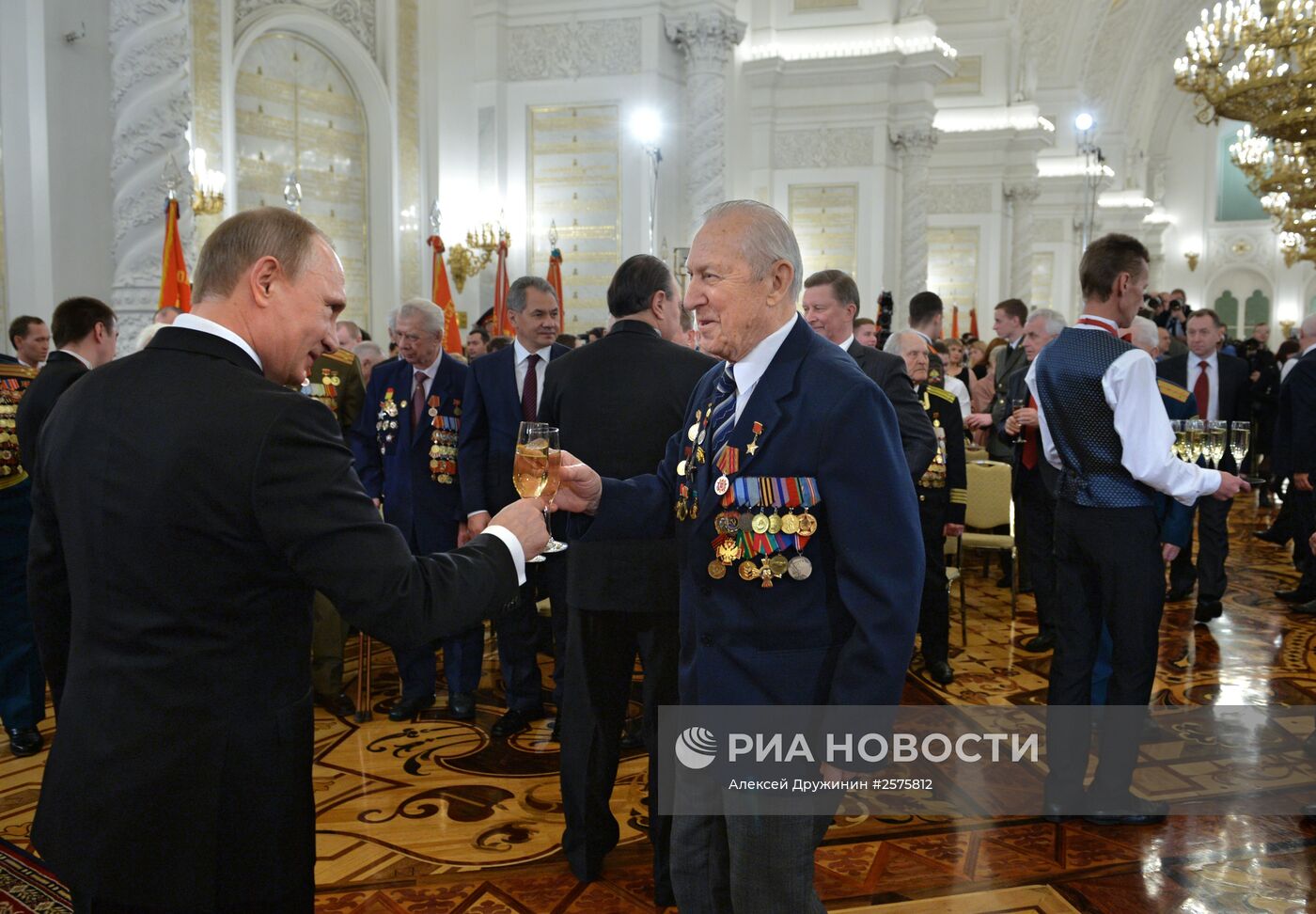 Президент РФ В.Путин вручил в Кремле медали ветеранам Великой Отечественной войны