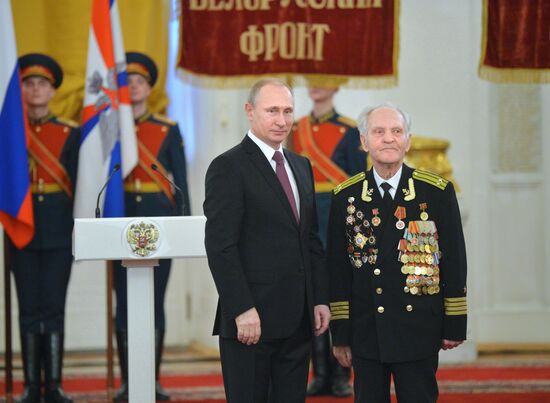 Президент РФ В.Путин вручил в Кремле медали ветеранам Великой Отечественной войны