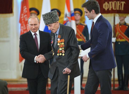 Президент РФ В.Путин вручил в Кремле медали ветеранам Великой Отечественной войны