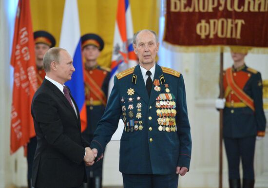 Президент РФ В.Путин вручил в Кремле медали ветеранам Великой Отечественной войны
