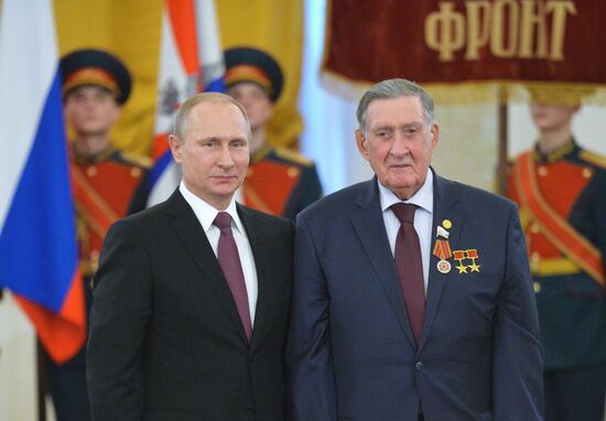 Президент РФ В.Путин вручил в Кремле медали ветеранам Великой Отечественной войны
