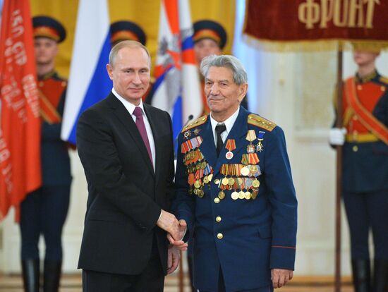 Президент РФ В.Путин вручил в Кремле медали ветеранам Великой Отечественной войны