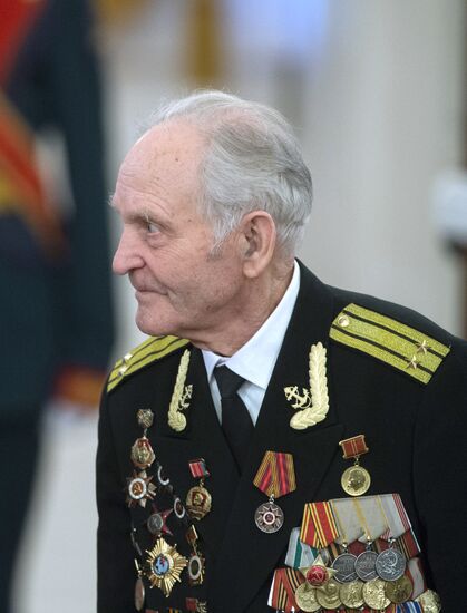 Президент РФ В.Путин вручил в Кремле медали ветеранам Великой Отечественной войны