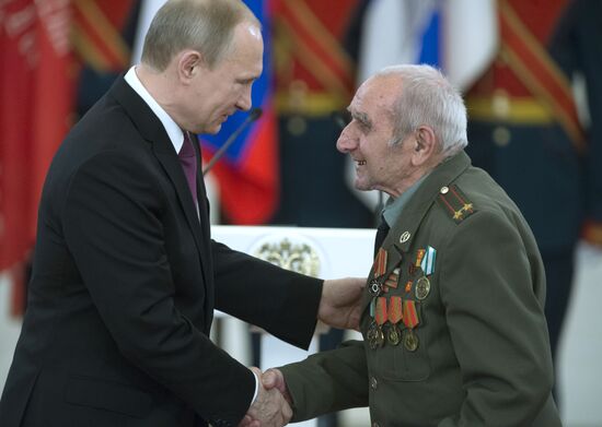 Президент РФ В.Путин вручил в Кремле медали ветеранам Великой Отечественной войны