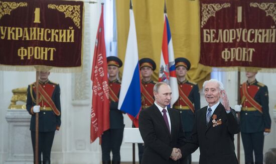 Президент РФ В.Путин вручил в Кремле медали ветеранам Великой Отечественной войны