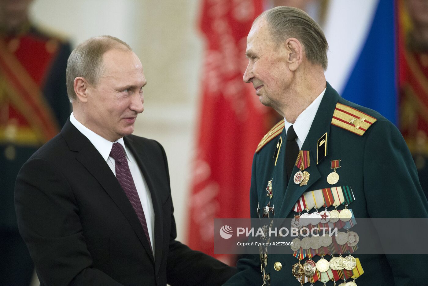 Президент РФ В.Путин вручил в Кремле медали ветеранам Великой Отечественной войны