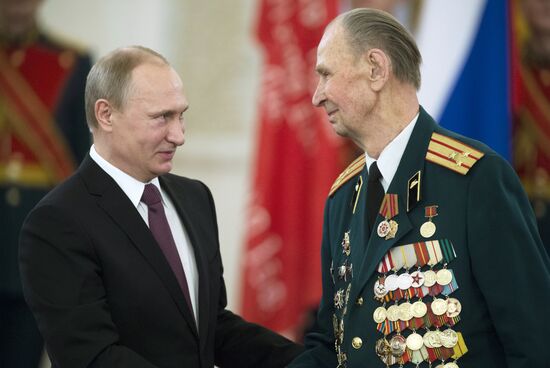 Президент РФ В.Путин вручил в Кремле медали ветеранам Великой Отечественной войны