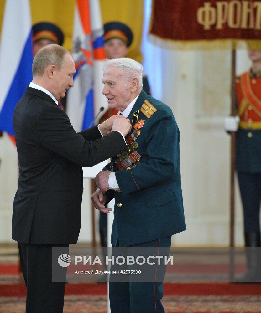 Президент РФ В.Путин вручил в Кремле медали ветеранам Великой Отечественной войны