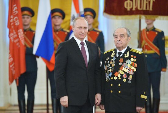 Президент РФ В.Путин вручил в Кремле медали ветеранам Великой Отечественной войны