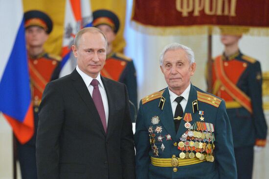 Президент РФ В.Путин вручил в Кремле медали ветеранам Великой Отечественной войны