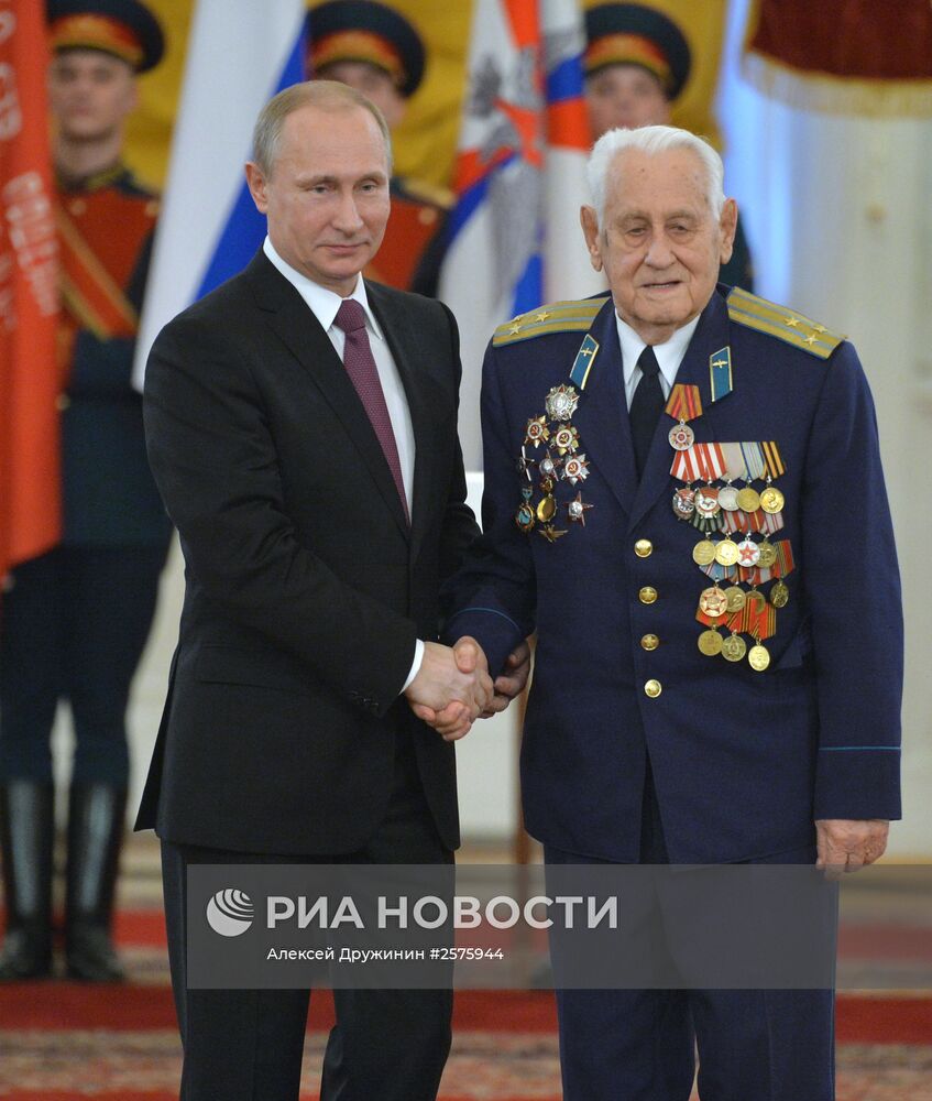 Президент РФ В.Путин вручил в Кремле медали ветеранам Великой Отечественной войны