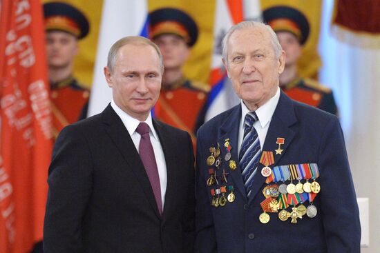 Президент РФ В.Путин вручил в Кремле медали ветеранам Великой Отечественной войны