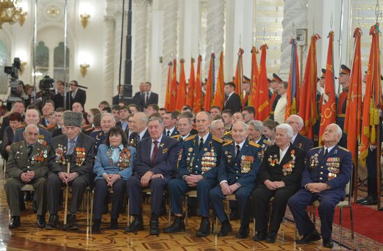 Президент РФ В.Путин вручил в Кремле медали ветеранам Великой Отечественной войны Президент РФ В.Путин вручил в Кремле медали ветеранам Великой Отечественной войны