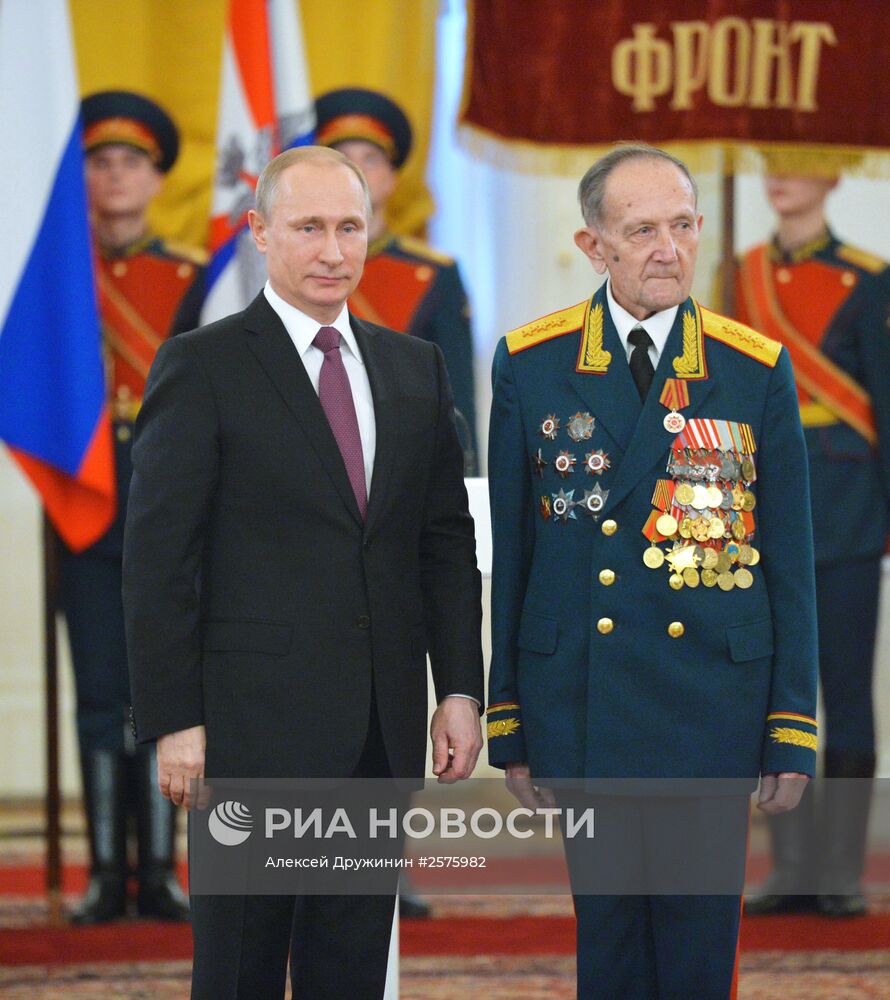 Президент РФ В.Путин вручил в Кремле медали ветеранам Великой Отечественной войны