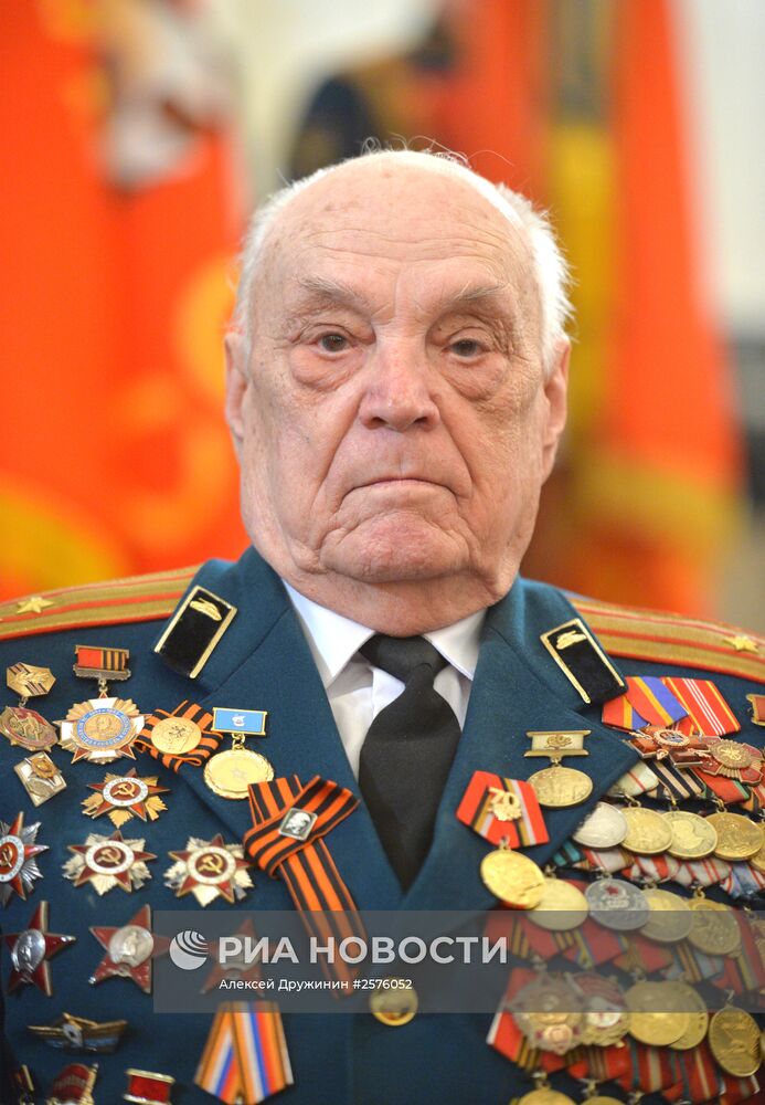 Президент РФ В.Путин вручил в Кремле медали ветеранам Великой Отечественной войны