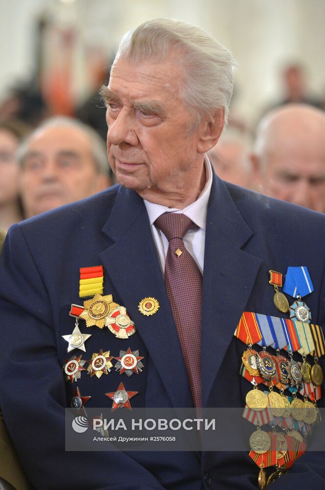 Президент РФ В.Путин вручил в Кремле медали ветеранам Великой Отечественной войны