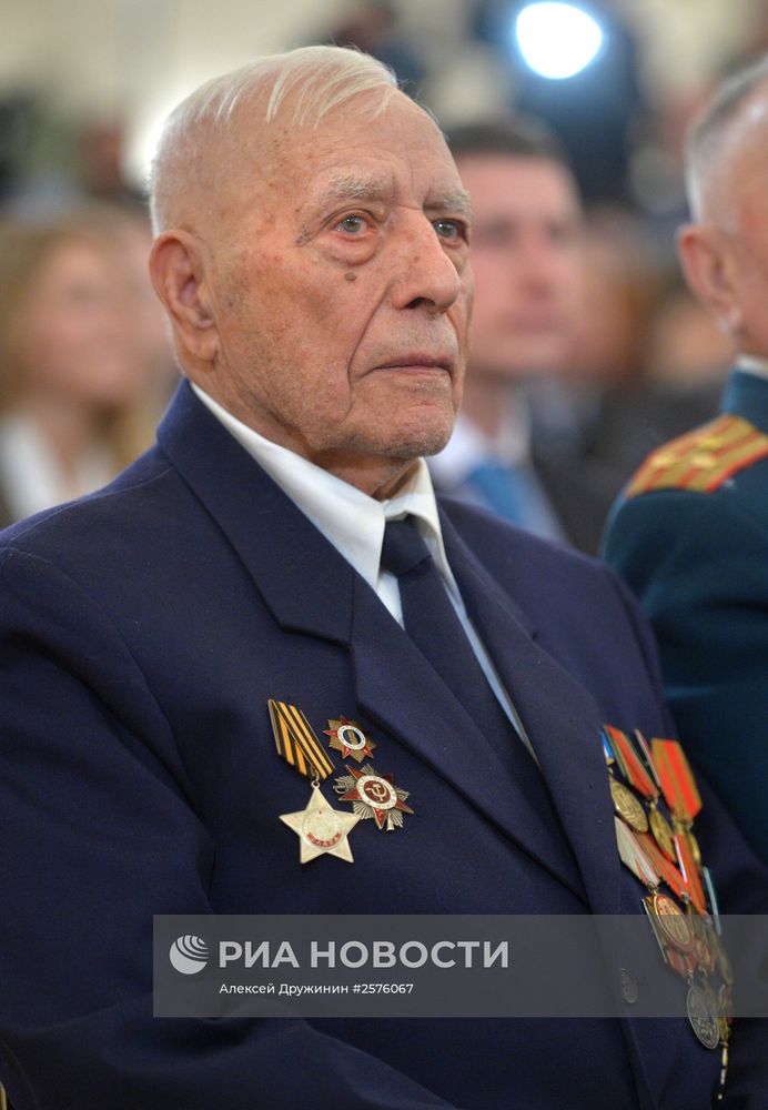 Президент РФ В.Путин вручил в Кремле медали ветеранам Великой Отечественной войны