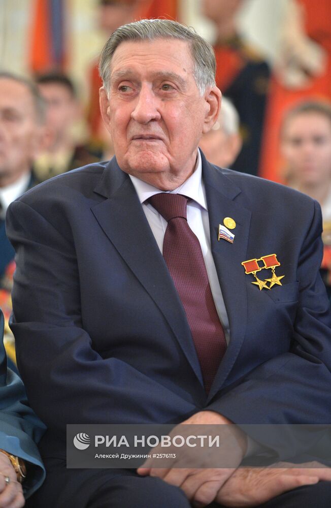 Президент РФ В.Путин вручил в Кремле медали ветеранам Великой Отечественной войны