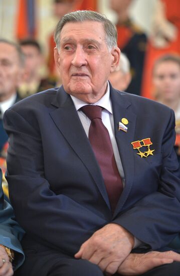 Президент РФ В.Путин вручил в Кремле медали ветеранам Великой Отечественной войны