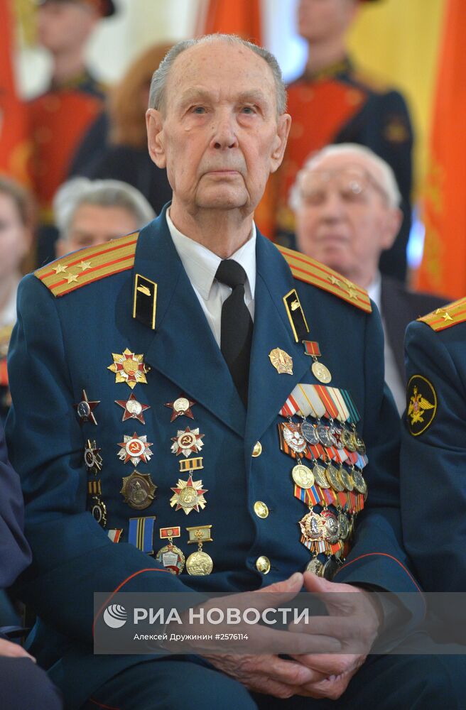 Президент РФ В.Путин вручил в Кремле медали ветеранам Великой Отечественной войны