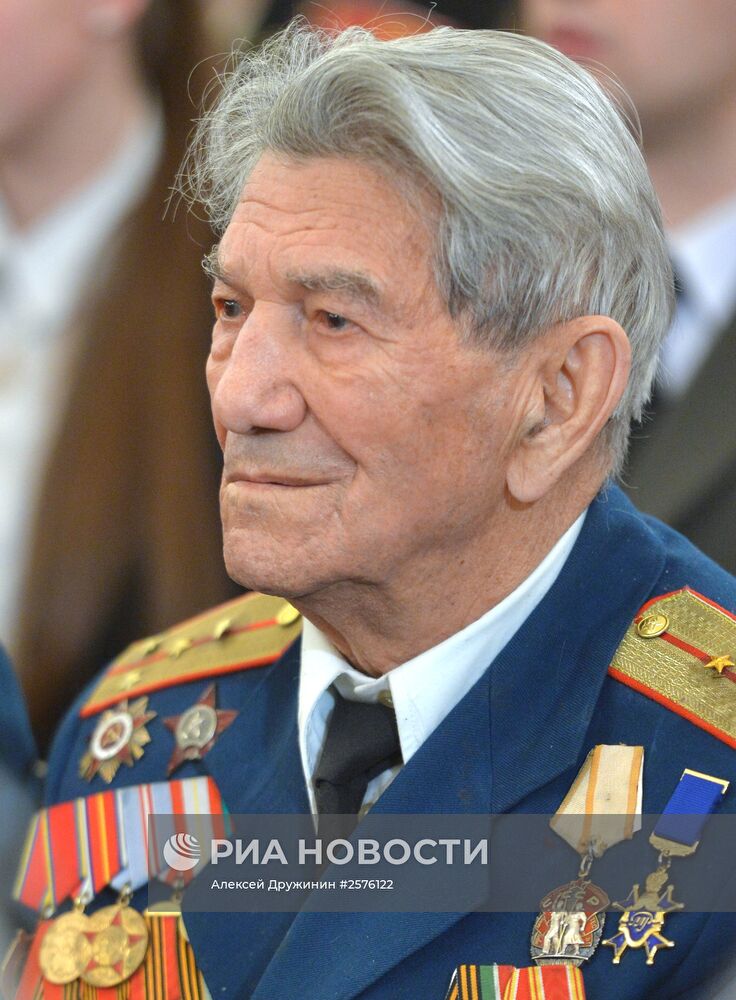 Президент РФ В.Путин вручил в Кремле медали ветеранам Великой Отечественной войны