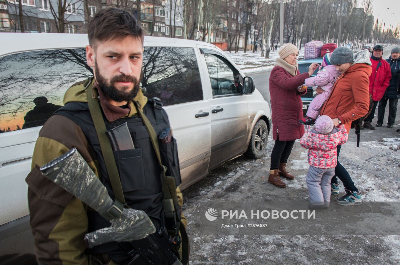 Ополченцы добровольческого миротворческого отряда "Ангел" эвакуируют беженцев с Донбасса