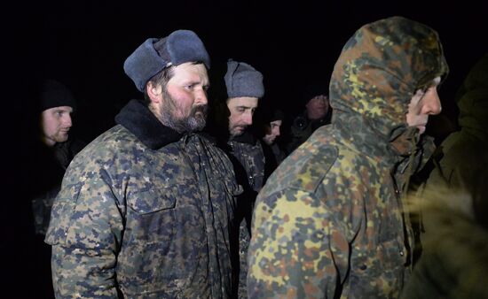 Обмен пленными между ополченцами ДНР, ЛНР и украинскими силовикам