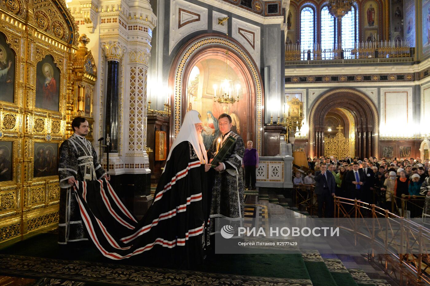 Патриарх Московский и всея Руси Кирилл в храме Христа Спасителя совершил вечерню с чином прощения