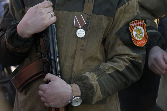 Вручение наград бойцам ополчения ДНР в Донецке