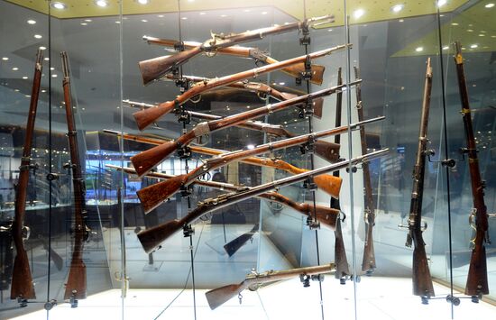 Дмитрий Рогозин открыл новую экспозицию в Музее оружия в Туле